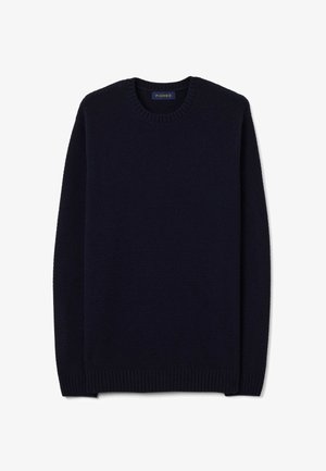 Suéter tejido azul marino con cuello redondo, puños y dobladillo acanalados. Patrón texturizado en toda la prenda. Etiqueta visible en el interior del cuello.