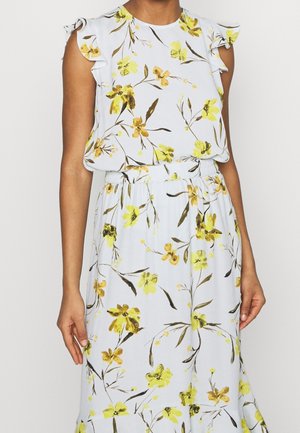 Robe fleurie avec un fond bleu clair, des fleurs jaunes, des manches à volants et une ceinture élastique pour une coupe décontractée.