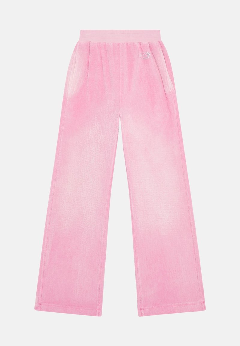 Pantalons larges roses en tissu doux, présentant une texture légèrement dégradée et des poches latérales, avec un accent de logo près de la taille.