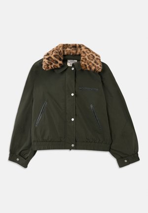 Ελιά πράσινο bomber jacket με γιακά από μη-real leopard print, εμπρός κούμπωμα με κουμπιά, και δύο φερμουάρ πλαγιές τσέπες. Ελαστικές μανσέτες και στρίφωμα.