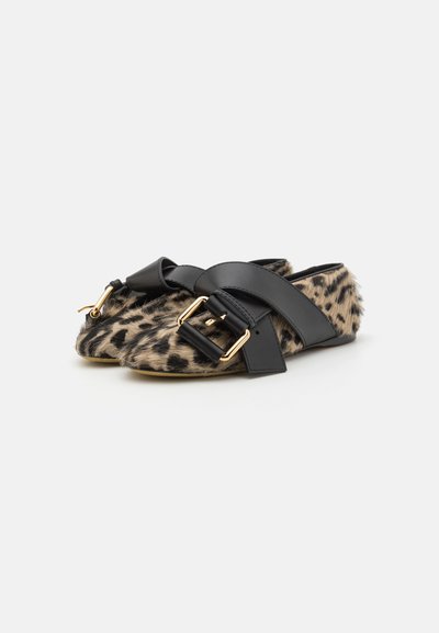 MOSCHINO - Baleriny z zapięciem