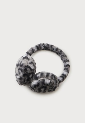 Cache-oreilles doux et duveteux avec un motif camouflage noir et blanc sur un fond clair uni.