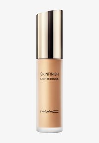 MAC Skinfinish Lightstruck flydende foundation i en frostet flaske med et skinnende guld låg på en hvid baggrund.