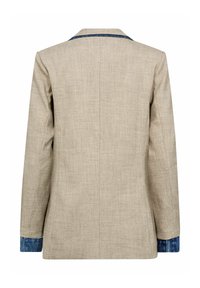 Bézs blézer texturált lenvászon anyagból, kék farmer részlettel a mandzsettán és klasszikus bevágott rever kialakítással.