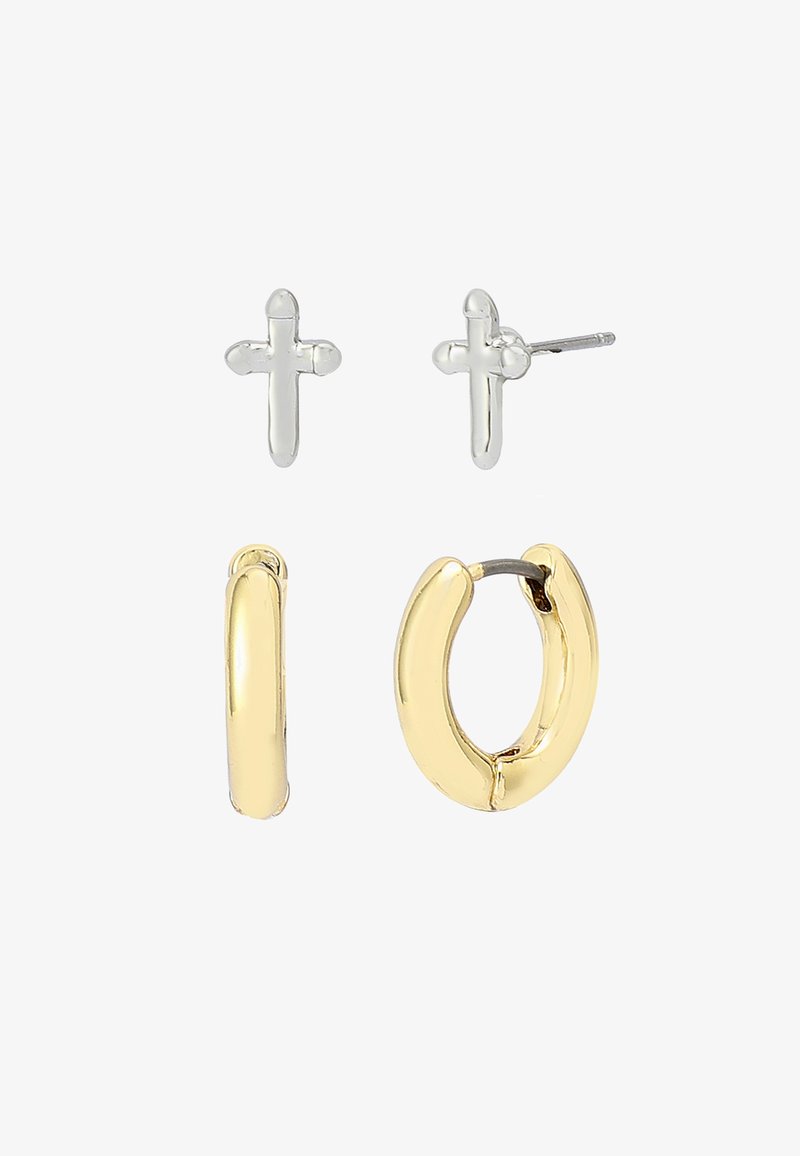 Set van gouden en zilveren oorbellen met twee paar: een gele gouden ring en zilveren kruisstuds, met een gladde afwerking en minimalistisch design.