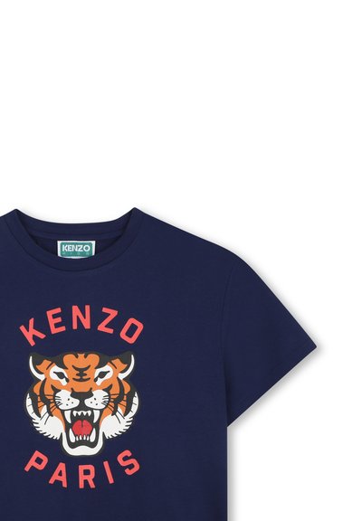 T-shirt à manches courtes bleu marine avec un grand graphisme imprimé de tigre en orange, noir et blanc, accompagné des textes "KENZO" et "PARIS" en rouge.