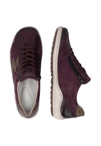 Paire de baskets en suède violet foncé avec des accents marron, des lacets, des fermetures éclair latérales et des semelles blanches texturées, vues de dessus et de côté.