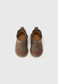 Bottines en cuir marron avec des fermetures éclairs sur les côtés, ornées de motifs colorés brodés de fruits et de feuilles. Doublure intérieure douce.