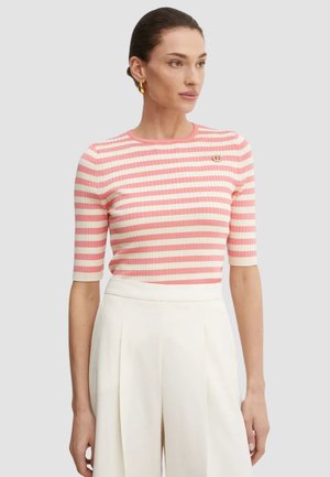 Top de manga corta con canalé en rayas rosas y crema, con cuello redondo y un pequeño acento de logo. Combinado con pantalones blancos de cintura alta.