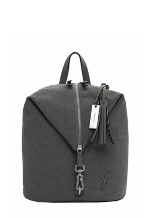 Sac à dos gris perforé avec poignée supérieure, fermeture éclair frontale, porte-clés à pompon et étiquette de marque en métal attachée près du curseur de la fermeture éclair.
