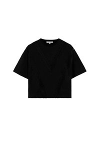 Camiseta negra recortada con mangas cortas, que presenta un diseño de encaje en forma de V en la parte frontal. Fabricada con una tela suave y texturizada.