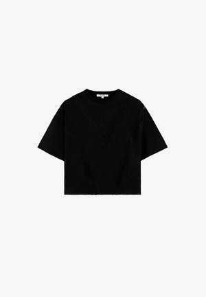 Schwarzes, kurzes T-Shirt mit kurzen Ärmeln, das ein V-förmiges Spitzenmuster auf der Vorderseite aufweist. Hergestellt aus weichem, strukturiertem Stoff.