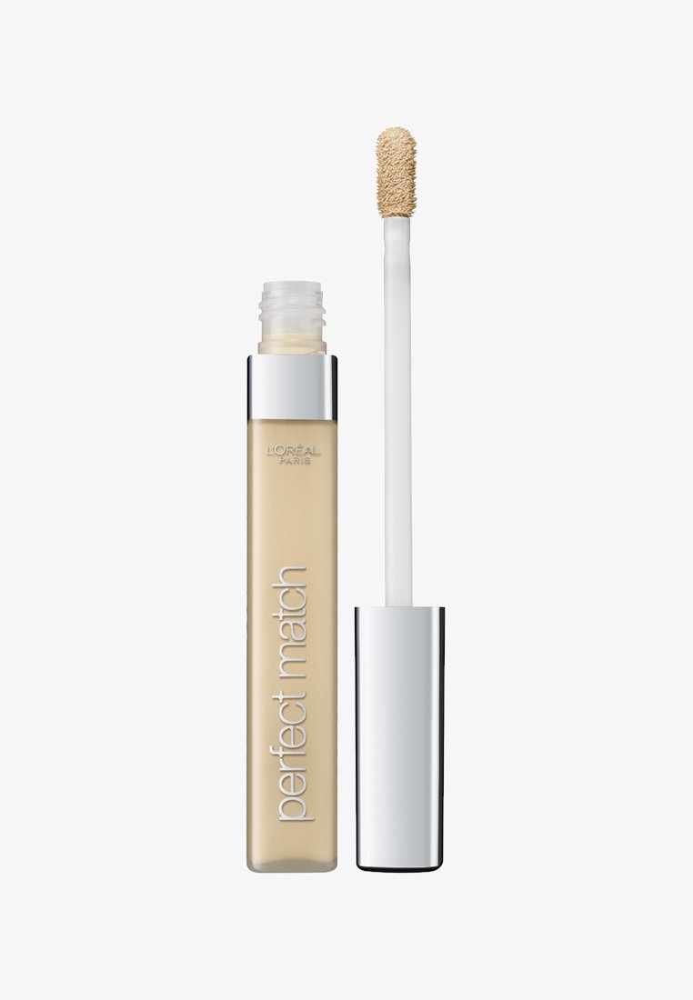 L'Oréal Perfect Match concealer in een doorzichtig tube, met een witte applicator. Het product is lichtbeige met een gladde textuur.