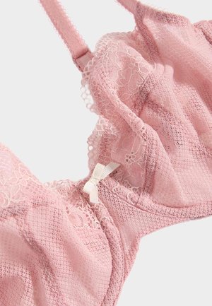Reggiseno in pizzo rosa con un motivo floreale, delicate rifiniture arricciate, spalline regolabili e un piccolo fiocco decorativo sul davanti.