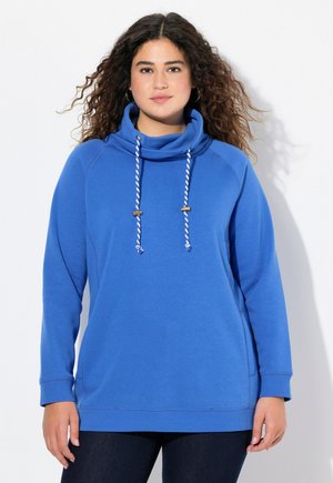 Sweatshirt bleu avec un col en cowl haut, fermeture à cordon de serrage et cordons rayés blancs et bleus contrastants. Tissu doux et coupe décontractée.
