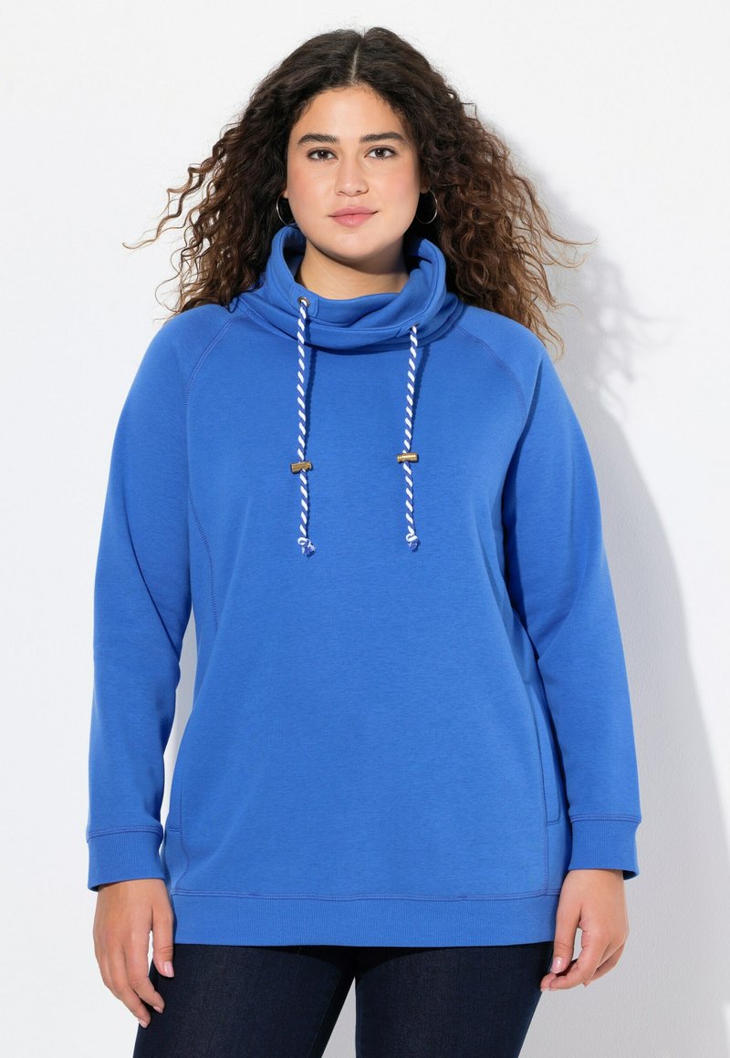 Blå sweatshirt med hög krage, dragsko-stängning och kontrasterande vita och blå randiga snören. Mjuk tyg och avslappnad passform.