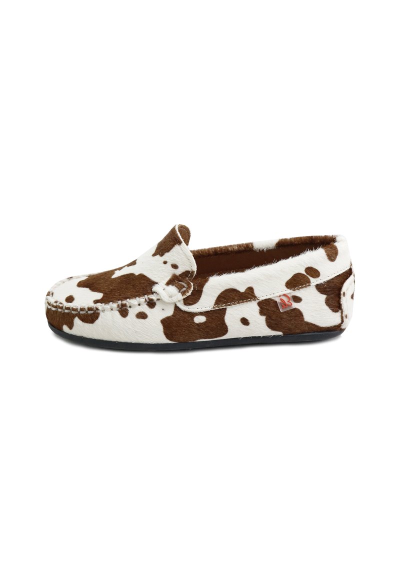 Zapatilla de piel de vaca marrón y blanca con textura suave de pelo, diseño mocasín, detalles de costura y suela de goma negra.