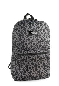 Mochila negra y gris con un patrón de logotipo repetido, correas ajustables, asa en la parte superior, bolsillo con cremallera en la parte frontal y tejido texturizado.