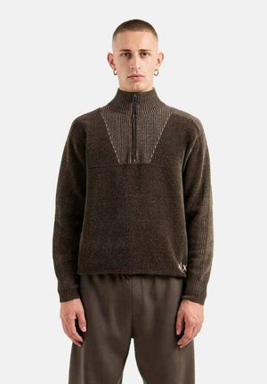 Maglione in maglia marrone con colletto alto, chiusura a mezza zip e motivo a costine verticali sulle spalle. Presenta un logo ricamato sull'orlo inferiore.