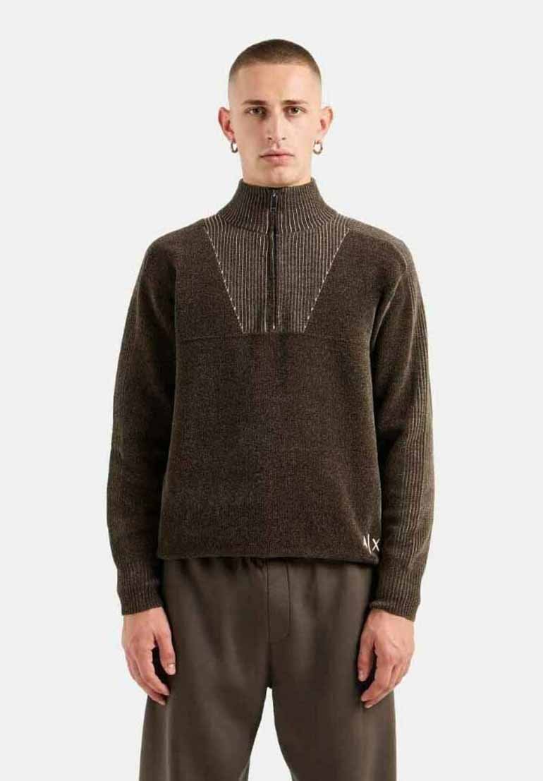 Maglione in maglia marrone con colletto alto, chiusura a mezza zip e motivo a costine verticali sulle spalle. Presenta un logo ricamato sull'orlo inferiore.