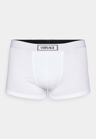 Boxeri din bumbac alb, cu o talie elastică neagră, având un logo Versace proeminent la centrul frontal. Textură netedă.