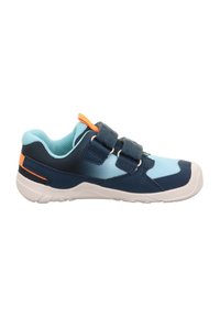 Blaue und dunkelblaue Sportchuhe mit zwei Velcro-Riemen, weißer Sohle und orangefarbenen Akzenten. Sie bestehen aus Netz- und Synthesematerialien und haben eine strukturierte Oberfläche.