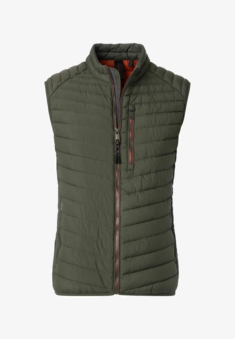 Grüne gepolsterte Weste mit vertikalem Steppmuster, hohem Kragen, Front-Reißverschluss und kontrastierender orangefarbener Innenauskleidung. Mit Seitentaschen.