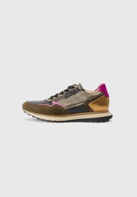 Sporty sneakers som kombinerer forskjellige materialer: brunt semsket skinn, svart lær og metalliske detaljer. Fullført med gullhardware og en rosa hæltab.