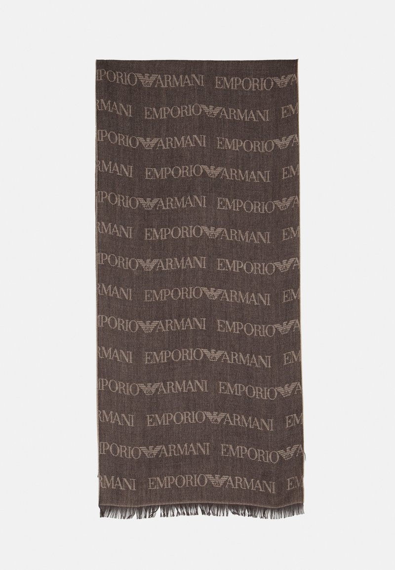 Brun tørklæde med et gentagende "Emporio Armani" logo mønster i en kontrastfarve lys, afsluttet med frynser. Blød tekstur.