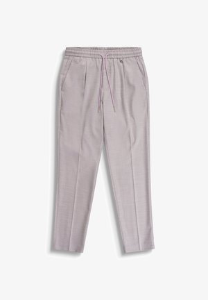 Svijetlo ljubičaste hlače suženog kroja s elastičnim pojasom, vezicama, bočnim džepovima i suptilnom teksturom na bijeloj pozadini.