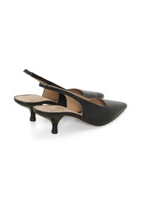 Schwarze Leder-Slingback-Absätze mit spitzem Zehenbereich und Kitten-Absatz. Mit ausgeschnittenen Seiten und einer tanfarbenen Innensohle mit Logo-Prägung.