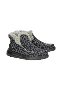 Pantofole leopardate in nero e grigio con rivestimento in pelliccia sintetica, cuciture decorative e suola in gomma flessibile. Altezza alla caviglia corta.