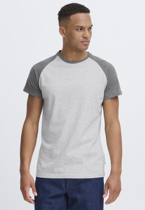 T-shirt grigio e grigio scuro a maniche corte con scollatura rotonda e maniche raglan, realizzata in tessuto morbido. Texture semplice, senza motivi.