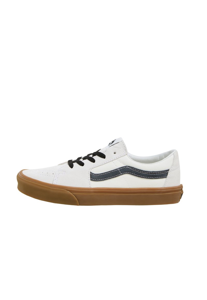 Hvid canvas sneakers med sorte snørebånd, en mørkeblå sidelinje og en gummisål. Har syning detaljer og et lavprofil design.