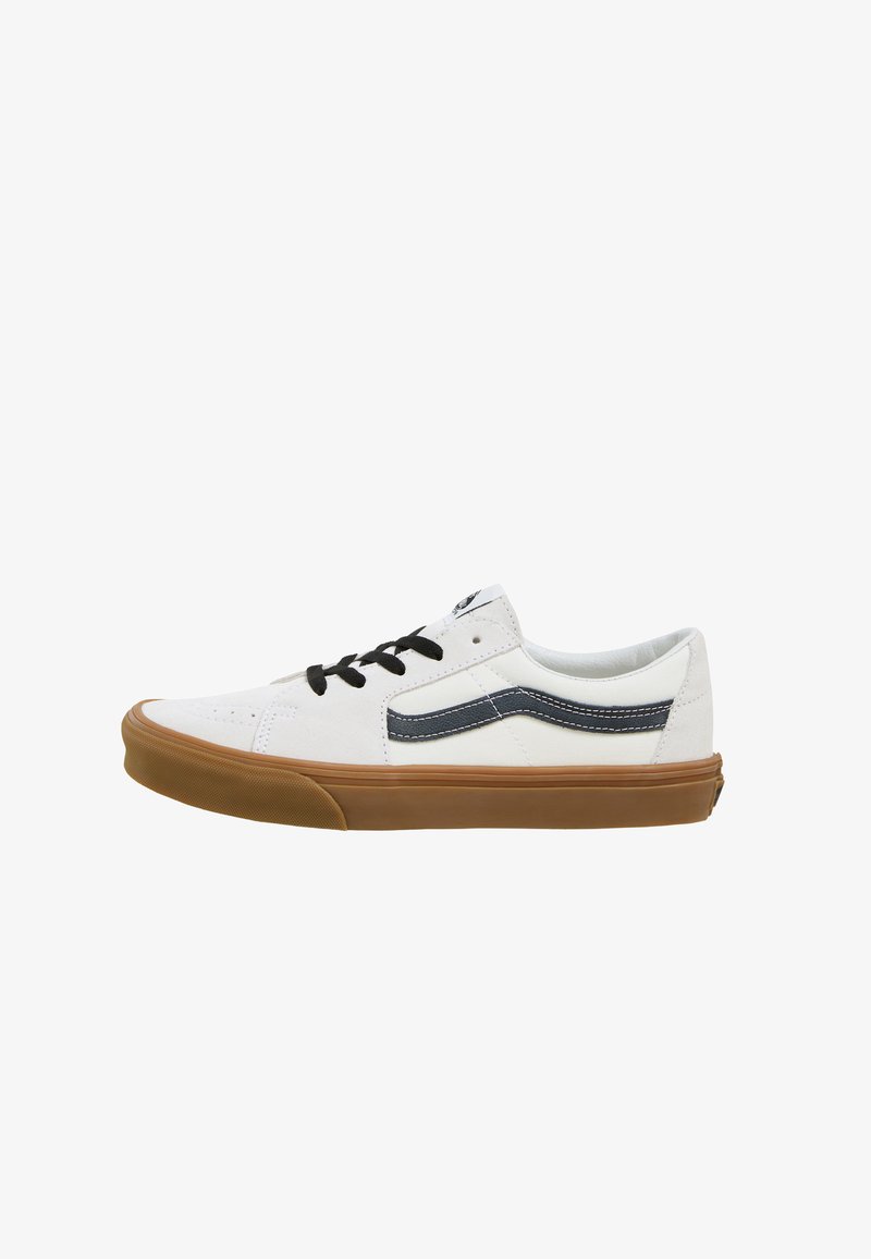 Λευκά πάνινα sneakers με μαύρες κορδόνες, σκούρα μπλε λωρίδα στο πλάι και σόλα από καουτσούκ. Διαθέτει ραφές και χαμηλό προφίλ σχεδίασης.