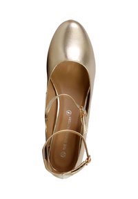 Zapato metálico dorado con una correa en el tobillo, punta redondeada y una textura suave. El interior es marrón claro, con una plantilla acolchada.