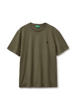 Schlichtes olivgrünes T-Shirt mit kurzen Ärmeln und Rundhalsausschnitt, mit kleinem dunklem Logo auf der linken Brust und einem grünen Etikett im Kragen.