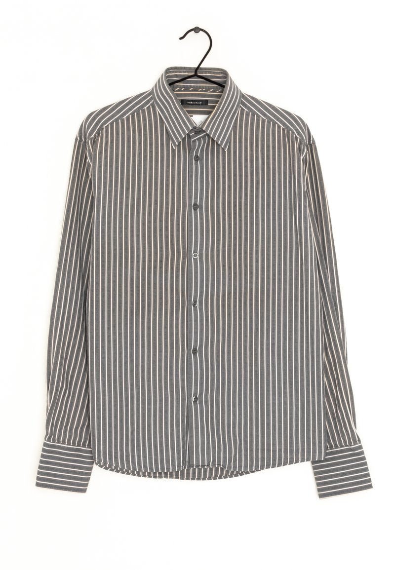 Chemise grise à manches longues avec des rayures blanches verticales, fermeture boutonnée à l'avant et col pointu. Tissu doux, coupe ajustée et manches à poignet.