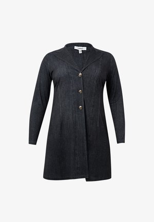 Dunkelblaue Jeansjacke mit langen Ärmeln, Reverskragen und drei goldfarbenen Knöpfen auf der Vorderseite. Hat einen geraden, leicht oversized Schnitt.