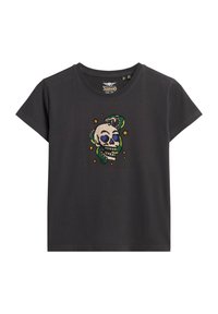 Camiseta de algodón negra con mangas cortas y escote redondo. Presenta un bordado colorido de calavera y serpiente con estrellas.