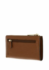 Portefeuille marron avec une surface texturée, équipé d'une poche zippée à l'avant, d'accessoires en or et d'un design rectangulaire élégant.
