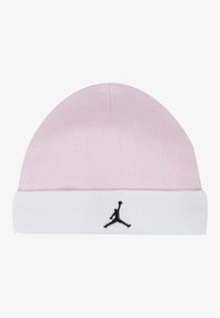 Roosa kootud müts valge kokkupandud äärega, mille ees on must Jumpmani logo tikitud. Pehme tekstuur, tihe sobivus.