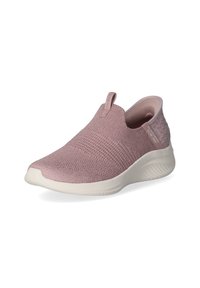 Sneaker slip-on in morbido mesh rosa con parte superiore testurizzata e collo elasticizzato, dotato di una suola bianca imbottita per comfort e supporto.