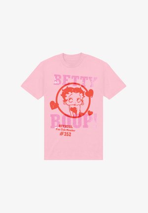 Růžové bavlněné tričko s grafikou Betty Boop uvnitř červeného srdce, s textem "BETTY BOOP! OFICIÁLNÍ ČLEN Fan Clubu #352" v různých barvách.
