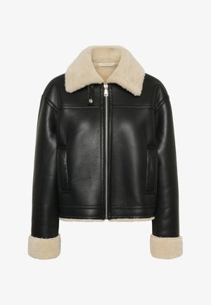 Sort læderjakke med en cremet shearlingkrave og manchetter, der har en frontlynlås og to sidelommer. Glat tekstur og struktureret design.