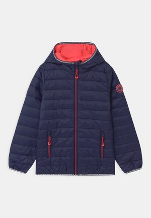 Chaqueta acolchada azul marino con capucha, forro interior rojo a contraste, cierre frontal con cremallera, dos bolsillos con cremallera y puños elásticos con detalle de logo.