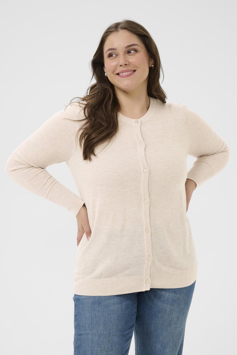 Gilet beige clair avec un col rond, des manches longues et une fermeture à boutons. Tissu en tricot texturé avec une coupe décontractée et des poches latérales.