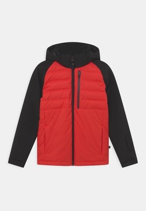 Veste matelassée rouge avec manches et capuche noires, fermeture éclair devant, poche poitrine zippée et deux poches latérales.