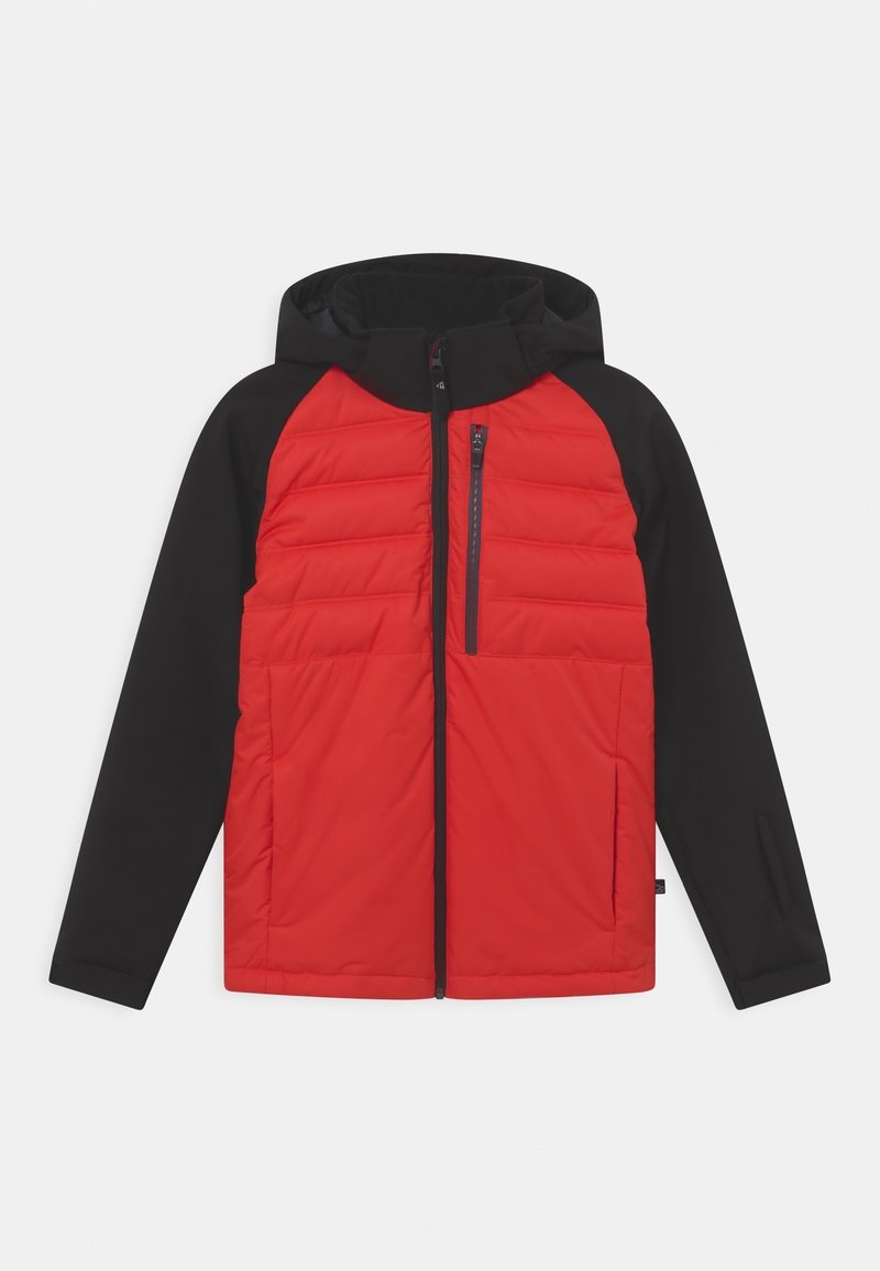 Veste matelassée rouge avec manches et capuche noires, fermeture éclair devant, poche poitrine zippée et deux poches latérales.