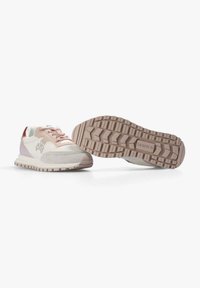 Sport-Sneaker aus einer Mischung von weißen, rosafarbenen und grauen Materialien, mit einer strukturierten Sohle und kontrastierenden Akzenten.